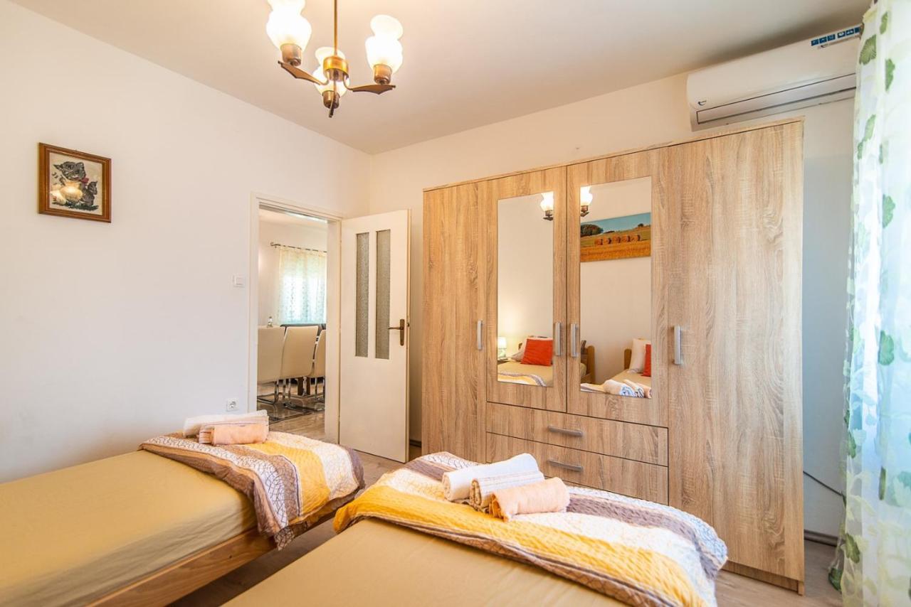 Holiday House Vlahovich Villa Tinjan Exterior photo